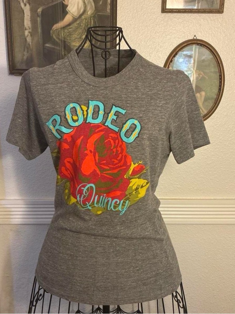 Rodeo Quincy Women's Short Sleeve Tee - Gray with Red Rose Graphic